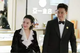 刘璇携富豪丈夫出镜，穿黑色长裙难掩身材发福，1米8老公颜值高图片