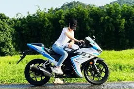 售价9980元，国产大运亮相仿赛新车：单缸200cc，极速可达120km！图片