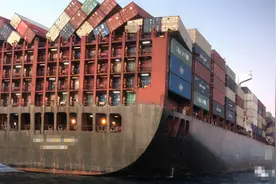 巨浪扑来！50个集装箱稀里哗啦，崩塌坠落图片