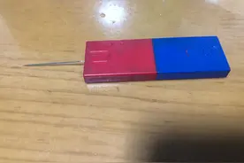 磁铁两极都吸住针屁股，在水里为什么一极能吸，另外一极排斥？图片