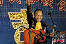 一把吉他给食客带去无数欢乐，吉庆街“四大天王”之一“老通城”病逝图片