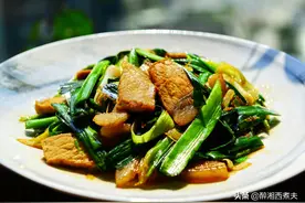 一个人的晚餐，也不愿将就，一把蒜苗一块刀肉，做一个蒜苗回锅肉图片