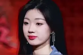 单依纯终于被淘汰，“绿茶”字样满屏飘，李健曾说：你要踏实学习图片