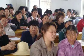 开家长会，这3种穿着会让孩子很“难堪”，父母要避开图片