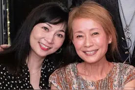 58岁叶童真老了，穿连衣裙面黄肌瘦似大妈，同框大9岁老公似隔辈图片