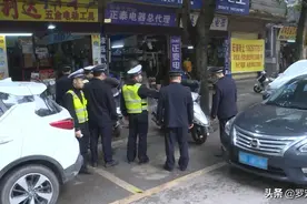 罗定严查城区道路车辆乱停放和随意占用公共停车位行为图片