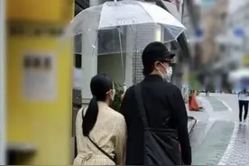 57岁男星又搞老少恋？与小29岁偶像互动亲密，女友一个比一个嫩图片