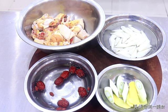 炖鸡汤时，先焯水还是直接炖？教你正确方法，鸡汤鲜嫩好喝没腥味