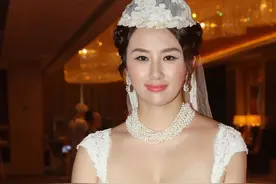 新郎逃婚，新娘一个人在婚礼现场等不到新郎，新娘哭着取消婚礼图片