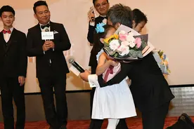 孙俪携等等小花为邓超打call 超哥化身“宠女狂魔”眼神宠溺图片