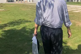 车晓晒父亲背影照，儿童节带车晓彤看中医，与首富离婚后感情成谜图片