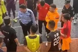 这是得有多大的仇？金京元执法遭重庆球员殴打，火速送往医院图片