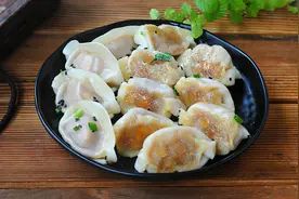 饺子新做法，儿子最近着了迷！底焦皮嫩还少油，比平底锅更省事图片