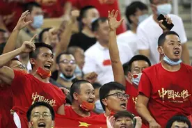 中、阿之战球迷入场申请获国际足联批准，已准备好十余面大型国旗放置现场图片