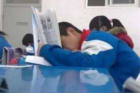 “你不配做老师！”老师拍孩子上课睡觉照片，发到群里却被家长怼图片