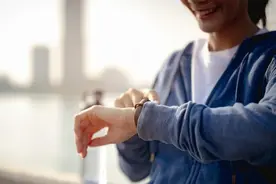 2021年快来了，为什么还有这么多人戴手表？图片