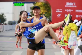 跑步6年，他从超重IT男变运动博主，还娶了个美女图片