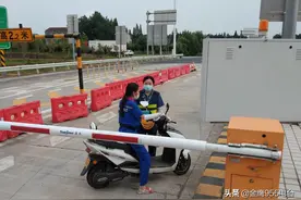 女子骑摩托哭着冲进收费站，得知原因后收费班长展开另类“追逃”图片