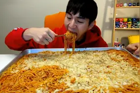 ​韩国大胃王挑战10斤“火鸡面”，一筷子下去露馅，网友：骗子图片