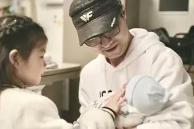 章子怡生子，何雯娜产女，金希澈恋爱了，2020年喜事扎堆图片