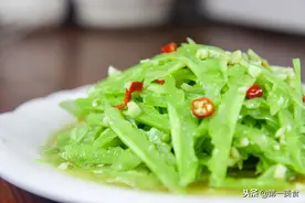 饭店的苦瓜怎样拌的清脆不苦色泽翠绿？厨师长分享一招，太实用了图片