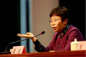 历史学博士蒙曼，因对《悯农》的不当解读，被网友群嘲拉下神坛图片