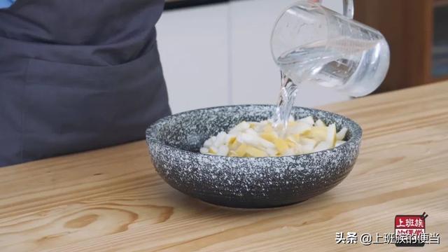 柚子吃完皮别扔，教你在家做柚子糖，好吃不上火，天然润喉糖