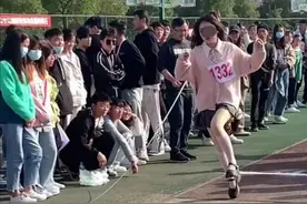 女生穿黑丝短跑第一刚过，一女生白丝短裙跳远再闹笑话，运动媛？图片