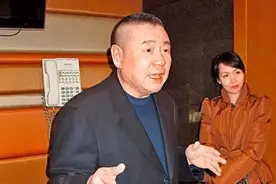 中国富豪套现500亿后，注销国内300家公司，全家逃亡去英国图片