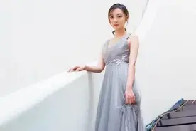 花2千做的头发就这？女流直播户外做头发遭水友调侃：上当了图片