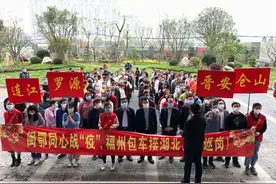 首批湖北籍务工人员返岗！福州包车接回图片