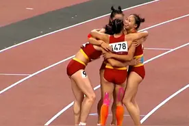 刷新历史！女子4x100奥运第6，中国4名选手激动拥抱，美国又银牌图片