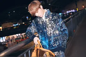 陈立农帅气写真，玩转街头混搭风图片