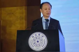 59岁的湖南新首富，妻子年轻貌美，他还打造了深圳湾1号图片