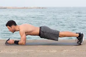 平板支撑的正确姿势，注意5个细节，完善动作质量图片