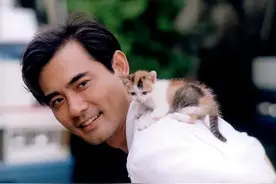 曾经的亚洲顶级美男，退休后住800㎡乡下房子，种花养猫图片