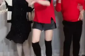 46岁曹颖穿短裙秀嫩白长腿，大秀舞姿比姐妹妖娆，沉迷直播捞金图片