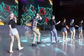 看看美国乡村风格的广场舞，自由又随性~很有感觉~视频封面