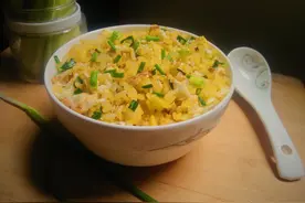 蛋炒饭，是先炒蛋还是先炒米饭？都不对，这一步做不对，好吃才怪图片