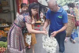 朵朵栀子串成线 泸州街头飘花香图片