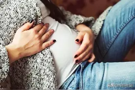 为何生孩子时有的孕妇先见红，有的先破水？其中大有学问图片