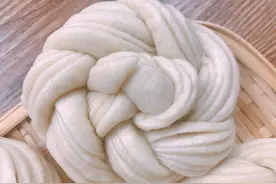 打卡网红花卷，一切一卷像朵花，层次分明又香又软，一口气吃3个图片