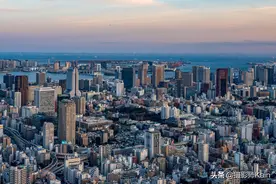 高空视角下的日本东京，高层建筑不多，游客说像二线城市图片