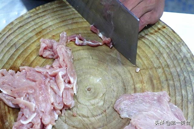 肉丝如何炒又滑又嫩？饭店大厨分享技巧，肉丝不干不柴如此简单