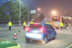 哥俩同桌喝酒，酒后两兄弟一前一后上了路，结果双双醉驾被查获！视频封面