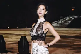 克拉拉果真是“人间水蜜桃”，蕾丝上衣配鱼尾裙，“柯基臀”吸睛图片