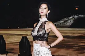 克拉拉果真是“人间水蜜桃”，蕾丝上衣配鱼尾裙，“柯基臀”吸睛图片
