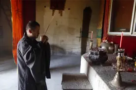 7年前，小伙隐居深山寺庙，靠香火钱活着，最穷时一个月仅40元图片