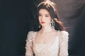 不愧是“四千年美女”，鞠婧祎一袭亮片礼服配珍珠发箍，优雅高贵图片