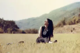 我明明很优秀，为啥找的男朋友都不怎样？心理学：都是自卑在作祟图片